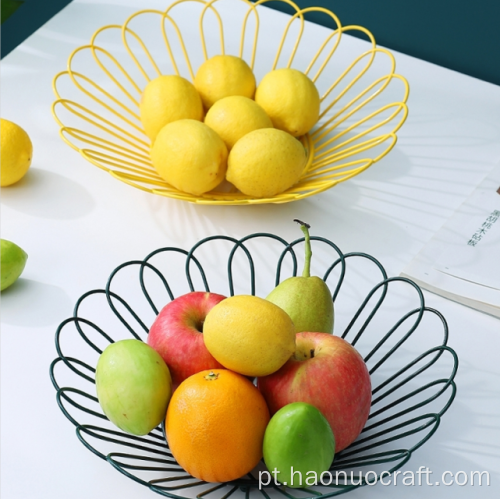 Cesta de rede de frutas cortada em papel